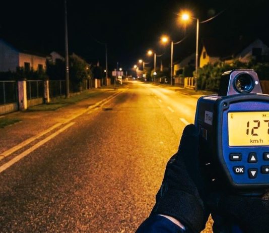 U naselju vozio 127 km/h, kod sebe nije imao ni vozačku dozvolu ni osobnu iskaznicu