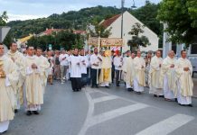 Prigodom 29. obljetnice osnutka Požeške biskupije započelo Trajno euharistijsko klanjanje u Požegi