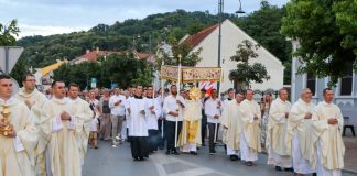 Prigodom 29. obljetnice osnutka Požeške biskupije započelo Trajno euharistijsko klanjanje u Požegi