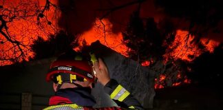 Bravo za naše heroje: Požeški vatrogasac u paklenoj noći na Dugom otoku, kuće uspješno obranjene!