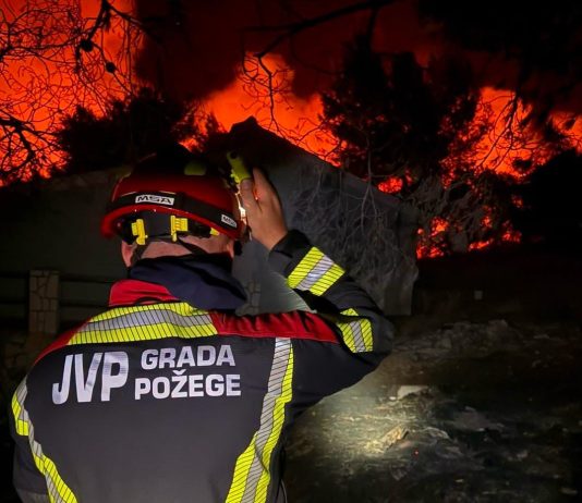 Bravo za naše heroje: Požeški vatrogasac u paklenoj noći na Dugom otoku, kuće uspješno obranjene!