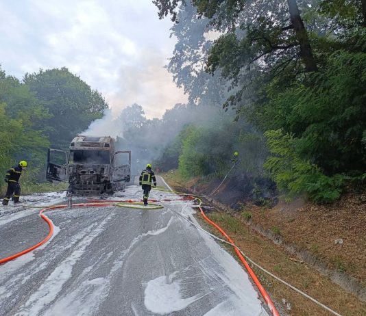 Požar progutao teretni kamion, šteta oko 150.000 eura