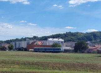 Uhićen muškarac koji je u vlaku nožem prijetio djeci