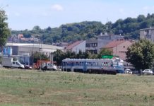 POMAHNITAO U VLAKU: Pijan mahao nožem pred djecom, policija mu u kući pronašla oružje i streljivo