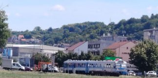 POMAHNITAO U VLAKU: Pijan mahao nožem pred djecom, policija mu u kući pronašla oružje i streljivo