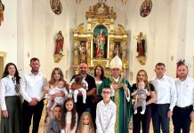 Biskup Ivo krstio troje djece u Jakšiću