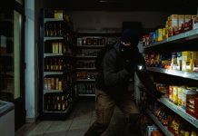 Uhvaćen na djelu: Policija zatekla 39-godišnjaka usred provale u trgovinu u Alilovcima