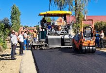 ĆOSINE LAZE Asfaltiranje prometnice u prigradskom naselju na Požeškoj gori