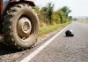 MOTOCIKLIST TEŠKO OZLIJEĐEN Skretao traktorom preko pune linije pa udario u motociklistu