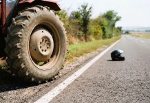 MOTOCIKLIST TEŠKO OZLIJEĐEN Skretao traktorom preko pune linije pa udario u motociklistu