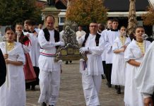 Molitveno bdjenje u požeškoj Katedrali u predvečerje svetkovine sv. Terezije Avilske