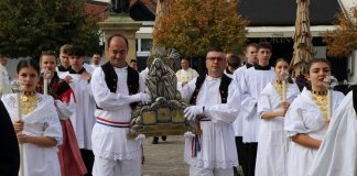 Molitveno bdjenje u požeškoj Katedrali u predvečerje svetkovine sv. Terezije Avilske