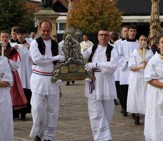 Molitveno bdjenje u požeškoj Katedrali u predvečerje svetkovine sv. Terezije Avilske