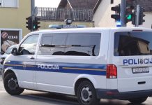 PROMETNA KRAJ POŽEGE: Oduzeo prednost pri skretanju, vozačica sletjela u kanal i udarila u nosivi stup
