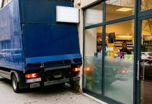 Teretnim automobilom udario u objekt trgovine