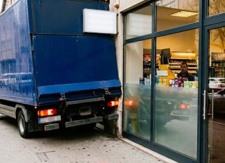 Teretnim automobilom udario u objekt trgovine