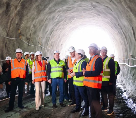 Ministar Butković obišao gradilište trenutačno najvećeg cestovnog projekta u Hrvatskoj: gradi se tunel dug 1.600 metara, pet vijadukata i dva mosta