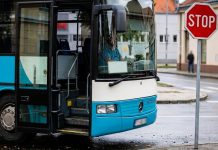 Autobusom udario u prometni znak u Požegi