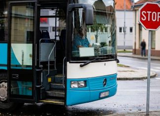 Autobusom udario u prometni znak u Požegi