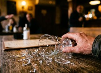 VESELO U VETOVU: Mladić (22) vrijeđao goste kafića pa dobio čašom u glavu, policija ga zatekla u drugom kafiću