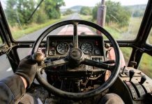 Vozio traktor bez dozvole i s 2,67 promila u krvi, prijeti mu kazna od 2.760 eura