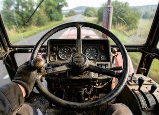 Vozio traktor bez dozvole i s 2,67 promila u krvi, prijeti mu kazna od 2.760 eura